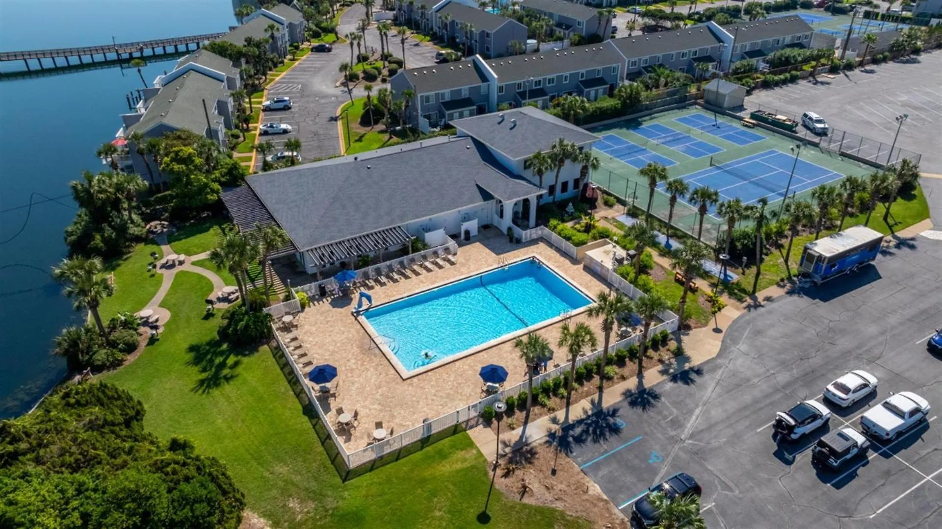 2054 Shoreline Towers Beach Front Spacious With Open Balcony Destin